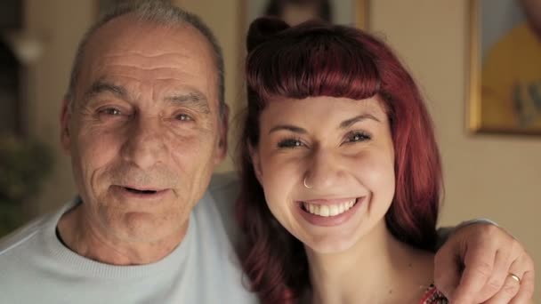 Старший мужчина и молодая девушка улыбаются вместе. видео, снятое крупным планом — стоковое видео