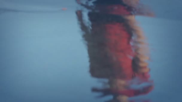 Un homme touchant l'eau de mer 