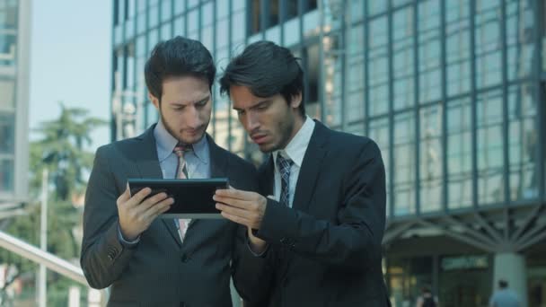 Hommes d'affaires utilisant une tablette : pad, ipad, écran tactile, technologie, internet, web — Video