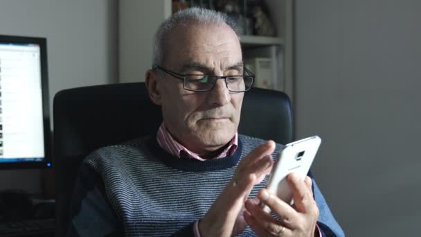 Homem velho digitando na tela sensível ao toque de um telefone móvel moderno: smartphone — Vídeo de Stock