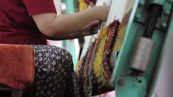 Vrouw die werkt op het weven van een oosterse deken — Stockvideo