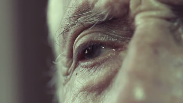 Глаз пожилого человека — стоковое видео