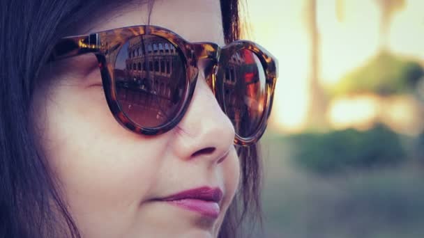 Woman with the coliseum reflected in her glasses — Stock Video