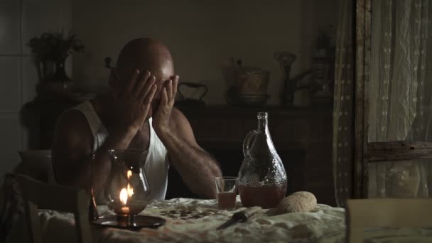 Homme déprimé profondément dans ses problèmes : désespéré, solitaire et plein de pensées — Video