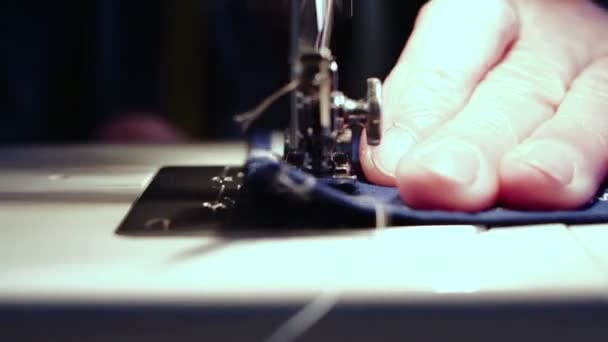 Швея работает с швейной машинкой — стоковое видео