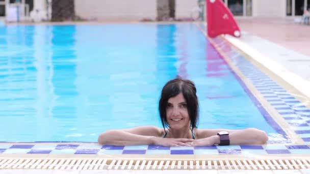 Mulher relaxante na piscina — Vídeo de Stock