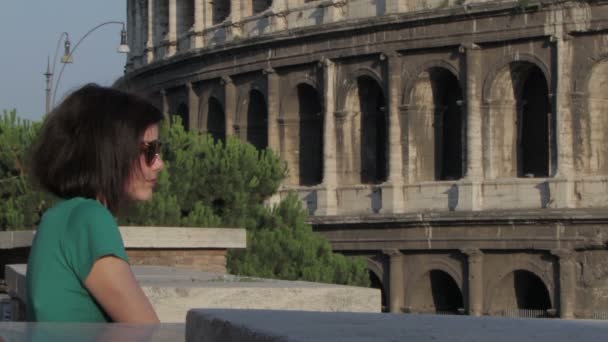 Vrouw kijken naar het Colosseum — Stockvideo