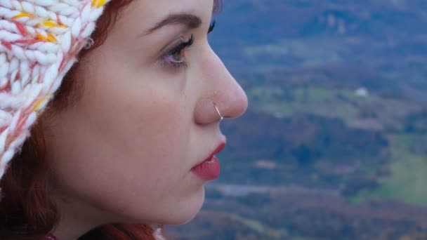 Pelirroja Mujer meditativa en la cima de una montaña — Vídeos de Stock