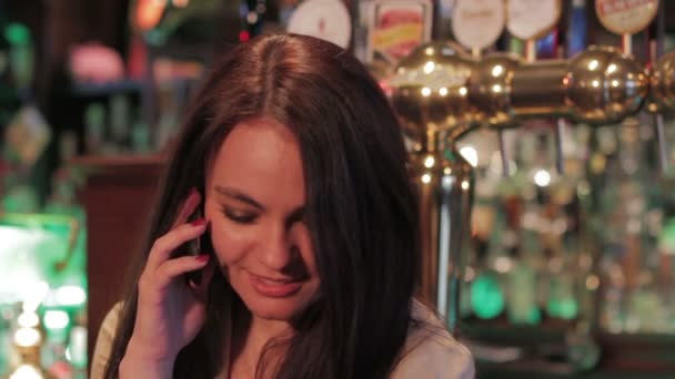 Beauté femme parler sur téléphone portable — Video