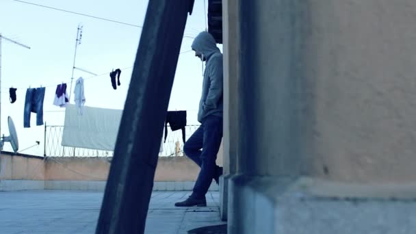 Drug omgaan Guy koopt drugs op het dak van een gebouw — Stockvideo