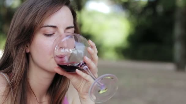 Chère femme boire du vin rouge — Video