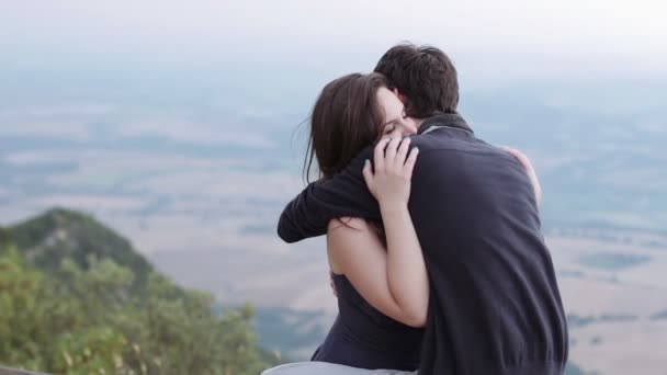 Piękna para przytulanie — Wideo stockowe