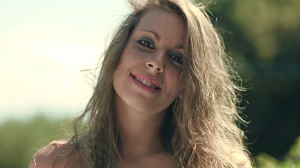 Gülümseyen utangaç genç kız: çok mutlu sevimli kız güzel gülümseme ile — Stok video