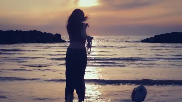 Klädd kvinna i kärlek går till sin man i havet - kramar och kyssar - solnedgången — Stockvideo
