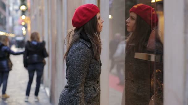 Mulher olhando em uma vitrine — Vídeo de Stock