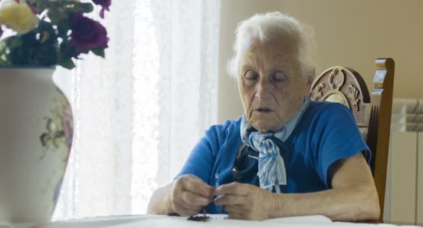 Anciana rezando con cuentas de rosario, Cristo crucificado, cruz, viejo — Vídeos de Stock