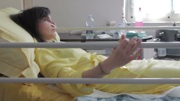 Грустная женщина с раком легких — стоковое видео