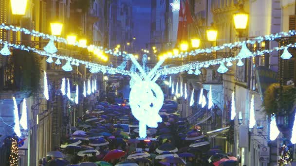 Multitud bajo la lluvia en tiempo de Navidad — Vídeos de Stock