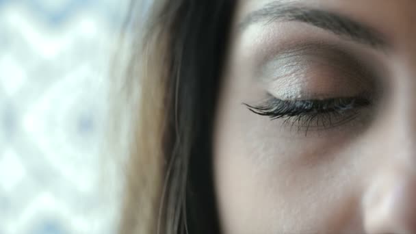 Mladá krásná žena při pohledu do kamery: makro obrázek lidské oko, roztomilý — Stock video