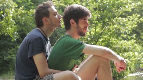 Två unga homosexuella man kramar varandra — Stockvideo