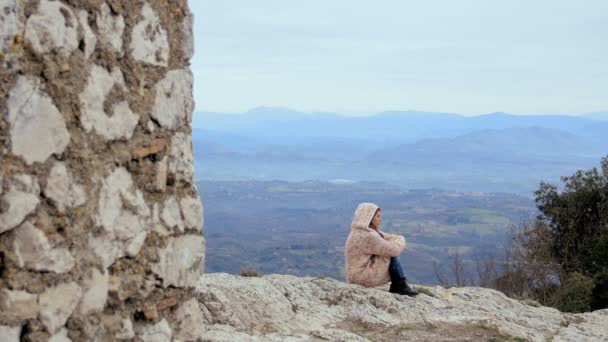 Mourn et mélancolie, fille dans la douleur, affection — Video