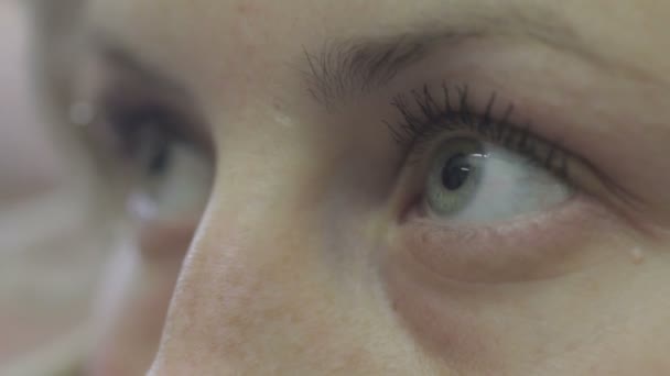 Zbliżenie Młodej Kobiety Która Zamyka Otwiera Swoje Piękne Niebieskie Oczy — Wideo stockowe