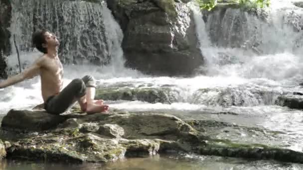 Man makes physical exercises — Stock Video