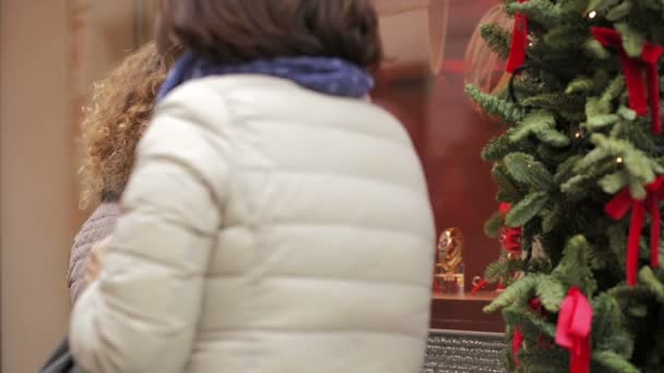 Vacker Kvinna Tittar Ett Skyltfönster Med Exponerad Klocka Julen Gör — Stockvideo