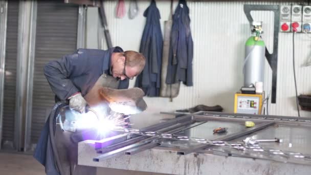 工厂的工人焊接 — 图库视频影像