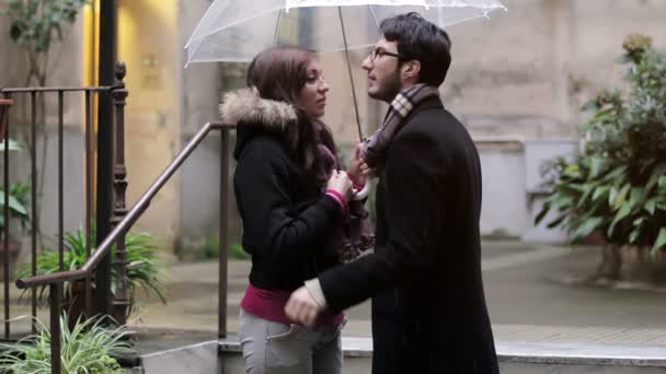 Älskande kyssas i regnet — Stockvideo