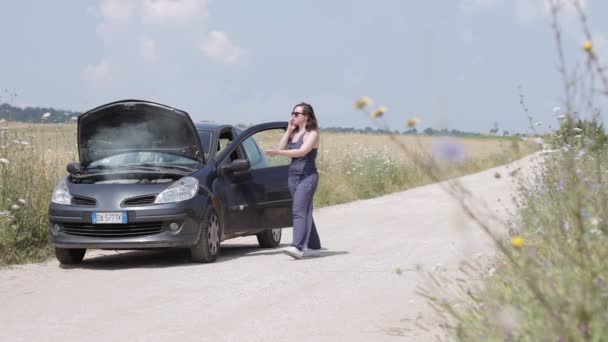 Mulher com o carro quebrado em uma estrada do país, chame uma ajuda- Roma, Itália, 20 Julho, 2014 — Vídeo de Stock