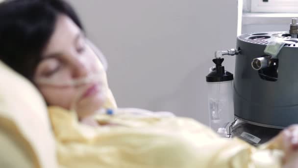 Сумна жінка з раком легенів — стокове відео