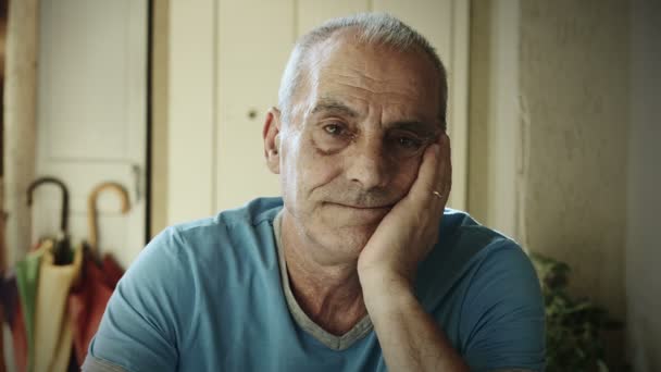Älterer Mann sitzt allein und denkt über Probleme nach: nachdenklich, traurig, traurig, 4k — Stockvideo