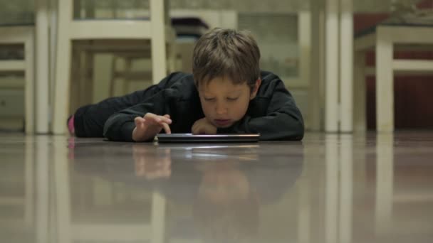 Niño jugando en una tableta PC - plana — Vídeos de Stock