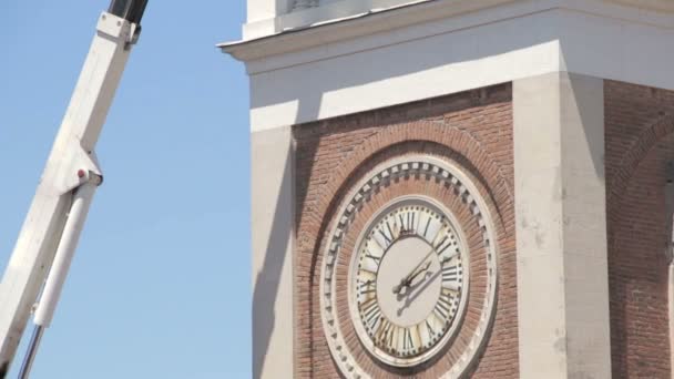 Vrijmetselaars op boom lift om te werken aan de klokkentoren van de kerk - kraan - werknemer — Stockvideo