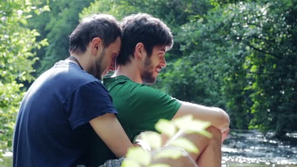 Deux les jeunes gay l'homme câlin l 'autre — Video