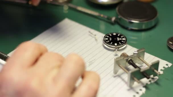 Horlogemaker assembleert een horloge — Stockvideo