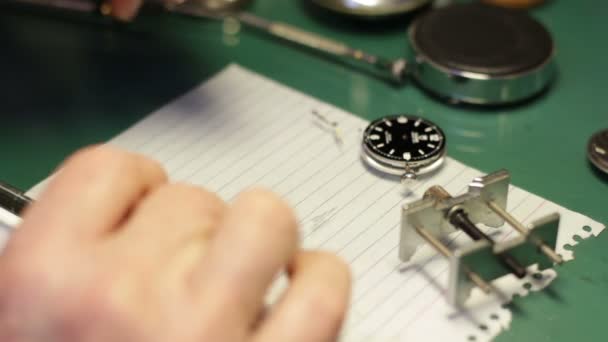 Horloger assemble une montre — Video