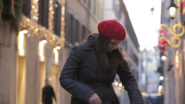 Kvinna promenader på gatan — Stockvideo