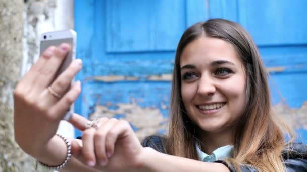 Adolescente utilizzando smartphone — Video Stock