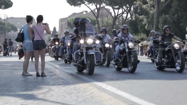 Harley Davidson 摩托车骑自行车的人游行 — 图库视频影像