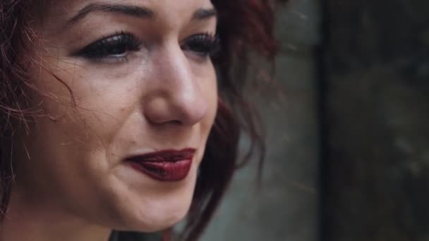 Ağlayan üzgün kadın — Stok video