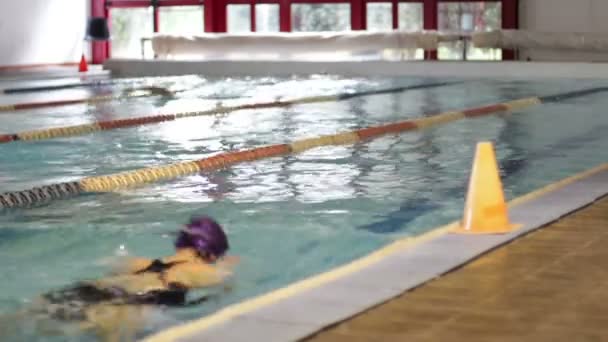 Sesión de entrenamiento de un nadador — Vídeo de stock