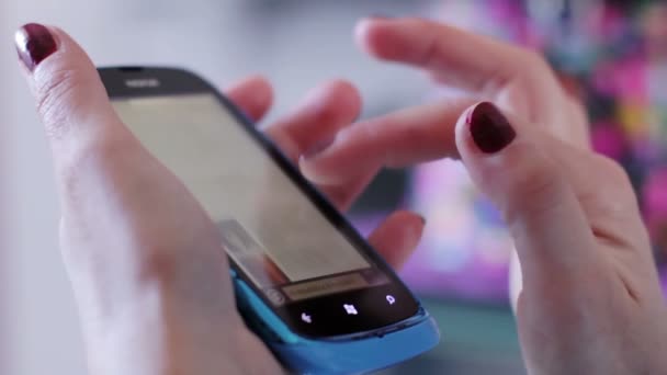 Akıllı telefonlar ile Internet sörf — Stok video