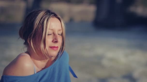 Beautiful Girl Relaxes Sunbathe Banks River Tiber Rome — Stockvideo