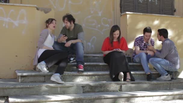 Bir cep telefonu - grup arkadaşları cep telefonu, cep telefonu ile birçok ruh halleri — Stok video