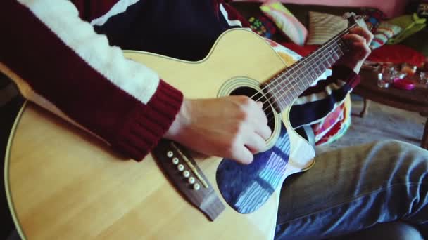 Menino exercitando com sua guitarra acústica — Vídeo de Stock