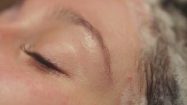 Mujer Con Ojos Azules Obtiene Champú Peluquería — Vídeo de stock