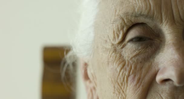 Close-up of old woman , eye — Stock Video