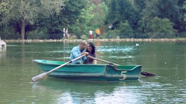 Amantes no barco a remos no lago em Roma — Vídeo de Stock